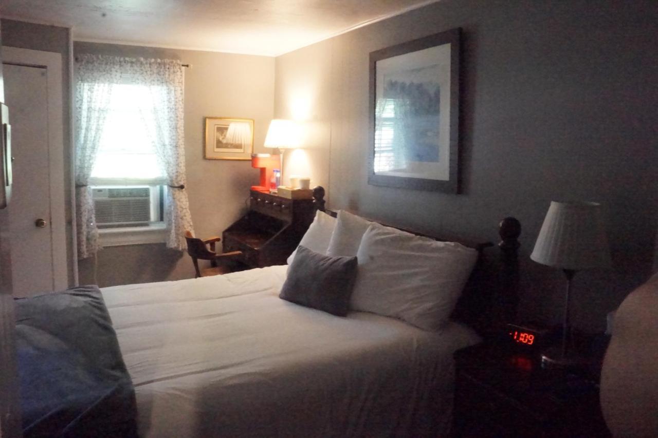 The Frogtown Inn Canadensis Exterior photo